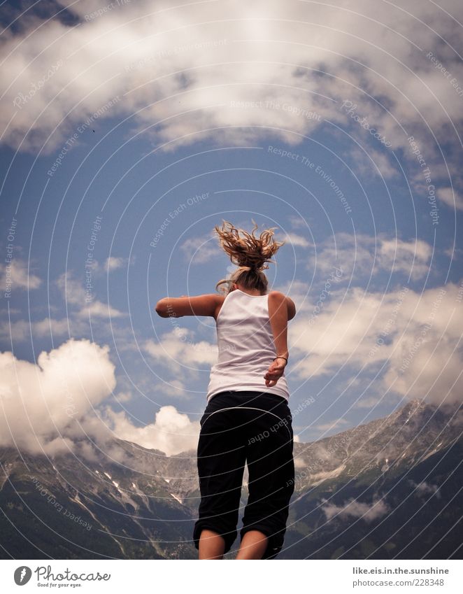 Freudensprünge Freizeit & Hobby feminin Junge Frau Jugendliche Haare & Frisuren Gesäß 1 Mensch 18-30 Jahre Erwachsene Landschaft Himmel Sommer Alpen