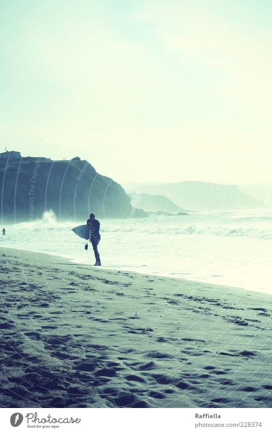 Freiheit Surfbrett Surfer Wasser Schönes Wetter Nebel Hügel Felsen Wellen Küste Strand Meer laufen sportlich heiß hell blau Klippe Wolkenhimmel Sand Fußspur