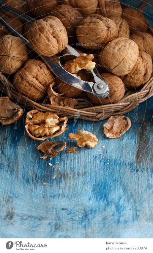 Frische Walnüsse mit einem Nussknacker Ernährung Vegetarische Ernährung Tisch Menschengruppe alt natürlich blau braun grau Antioxidans Amuse-Gueule gebrochen