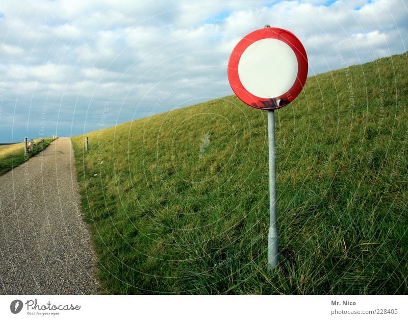 Feierabendverkehr aufm Land Umwelt Natur Landschaft Wolken Klima Wetter Hügel Verkehrswege Straße Wege & Pfade Verkehrszeichen Verkehrsschild Zeichen Einsamkeit