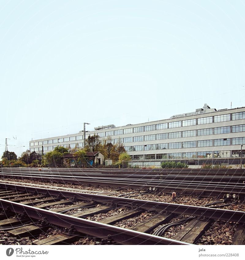 am gleis Fabrik Unternehmen Himmel Industrieanlage Bauwerk Gebäude Architektur Personenverkehr Güterverkehr & Logistik Schienenverkehr Gleise Schienennetz trist