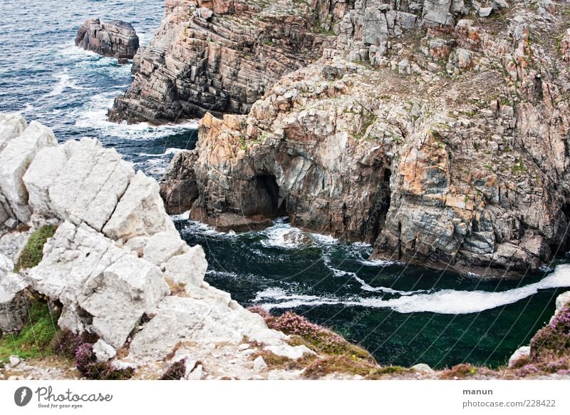 Abgrund Ferne Natur Landschaft Urelemente Wasser Felsen Berge u. Gebirge Gipfel Wellen Küste Bucht Fjord Riff Meer Bretagne Klippe authentisch außergewöhnlich