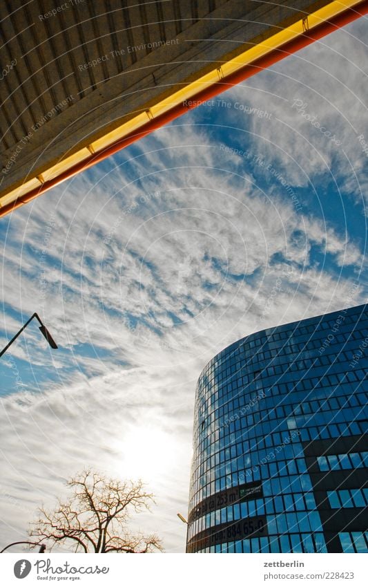 Tankstelle Haus Himmel Wolken Sonne Stadt Hochhaus Bankgebäude Gebäude Architektur Dach hell Schöneberg Fassade Farbfoto Außenaufnahme Menschenleer Tag Licht