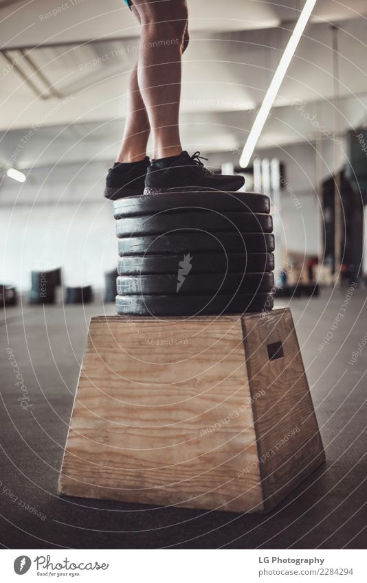 Workout des Tages WOD mit verschiedenen Übungen. Lifestyle Glück Körper Erholung Freizeit & Hobby Sport Leichtathletik Arbeit & Erwerbstätigkeit Junge Frau