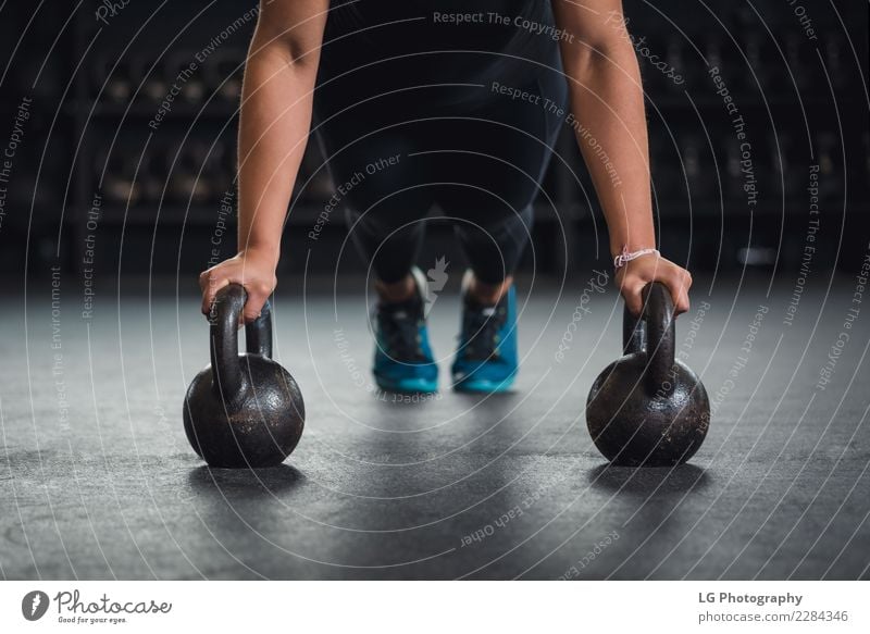 Cross-Fit-Training mit Kettlebällen Körper Sport Mensch Mann Erwachsene Gebäude Fitness muskulös natürlich stark Kraft Energie Konkurrenz Konzentration