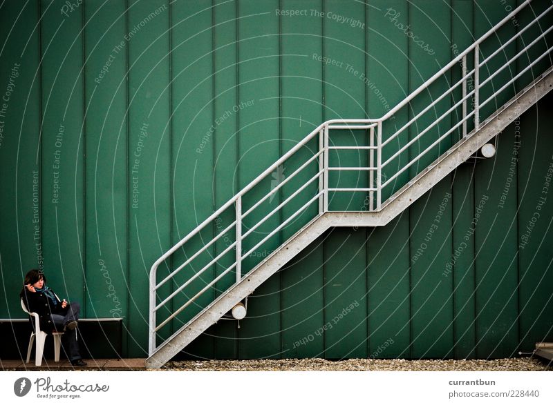 selbst "stairway to heaven"... Stein Zufriedenheit Treppe Treppengeländer grün Stuhl Frau Zigarette ruhig silber Farbfoto Außenaufnahme Wegsehen Fassade sitzen