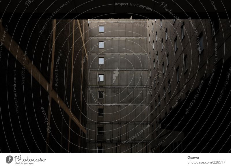 Hinterhof Haus Stadt Menschenleer Bauwerk Gebäude Architektur Plattenbau Mauer Wand Fassade Brandmauer Fensterfront dunkel grau Betonwand Farbfoto Außenaufnahme