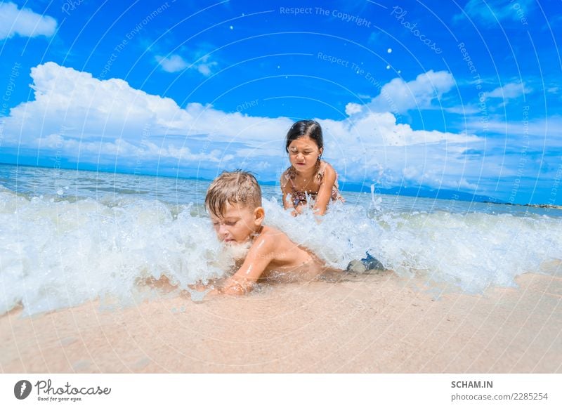 Nette Kinder, die Spaß auf dem sonnigen tropischen Strand haben. Lifestyle Freude Freiheit Sommer Sommerurlaub Sonne Sonnenbad Meer Insel Wellen Mensch Mädchen