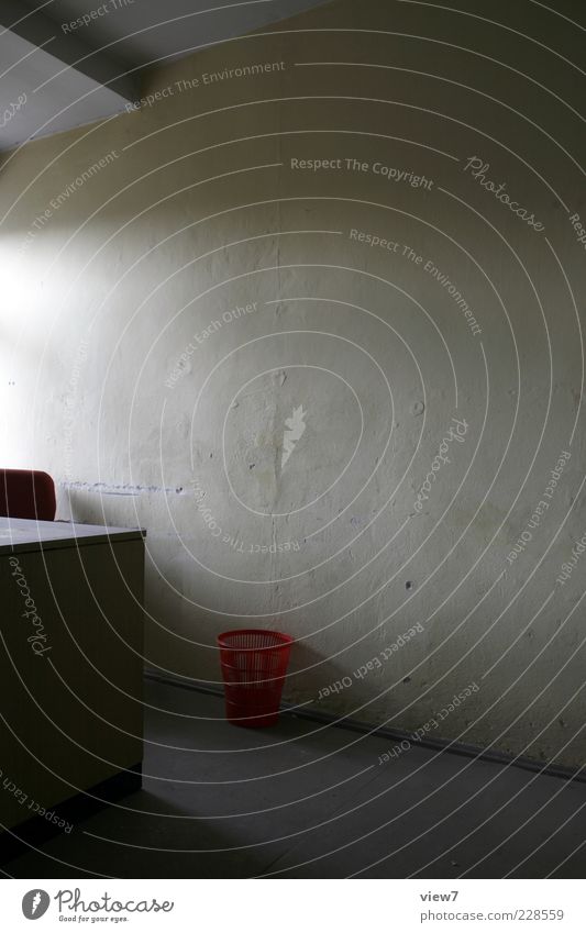 Tageslicht Innenarchitektur Möbel Schreibtisch Raum Büro Mauer Wand Stein Beton Linie Streifen alt ästhetisch authentisch einfach einzigartig Originalität retro