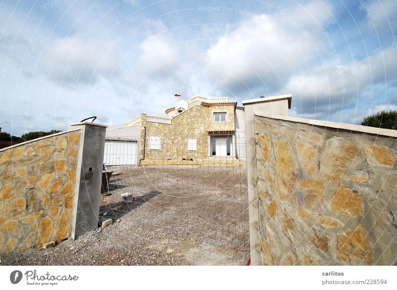 Neubauvilla II Himmel Wolken Sommer Schönes Wetter Haus Einfamilienhaus Traumhaus Mauer Wand Fassade bauen ästhetisch neu Naturstein Natursteinhaus Einfahrt