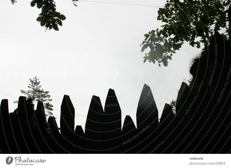 Zackenzaun Zaun Barriere Licht dunkel schwarz Bastei Festung Europa Palisade Silhouette Schatten Schutz Tor Felsen Mauer