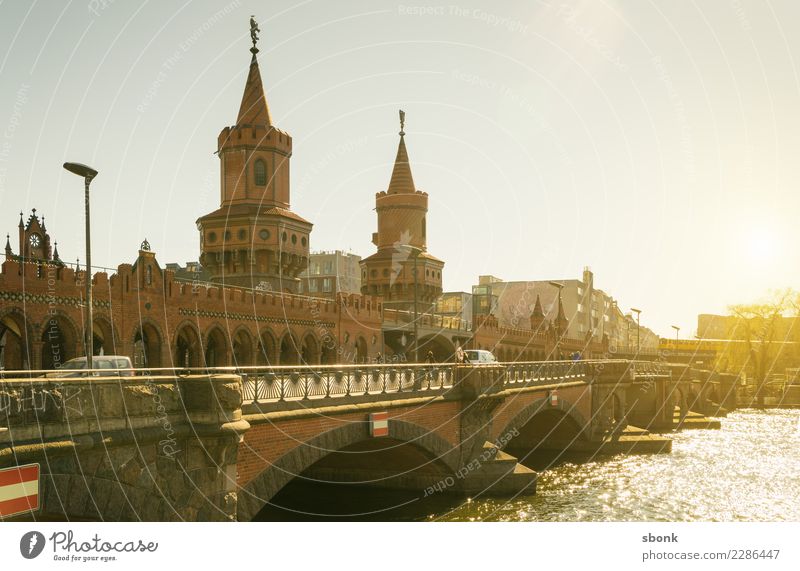 Oberbaumbrücke Ferien & Urlaub & Reisen Berlin Stadt Hauptstadt Skyline Brücke Bauwerk Gebäude Architektur Sehenswürdigkeit Denkmal Schienenverkehr Bahnfahren