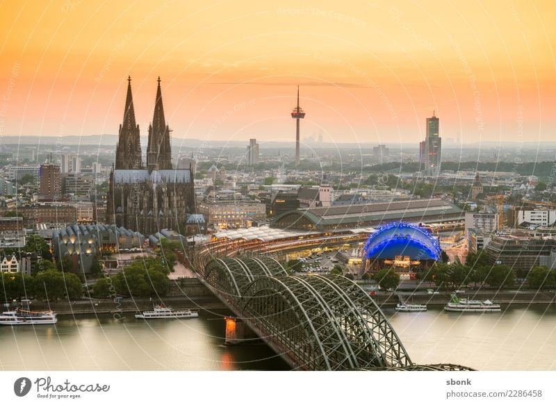 Kölner Abend Skyline Dom Bauwerk Gebäude Architektur Sehenswürdigkeit Wahrzeichen Kölner Dom Vorfreude Deutschland Großstadt Cityscape Rhein Farbfoto