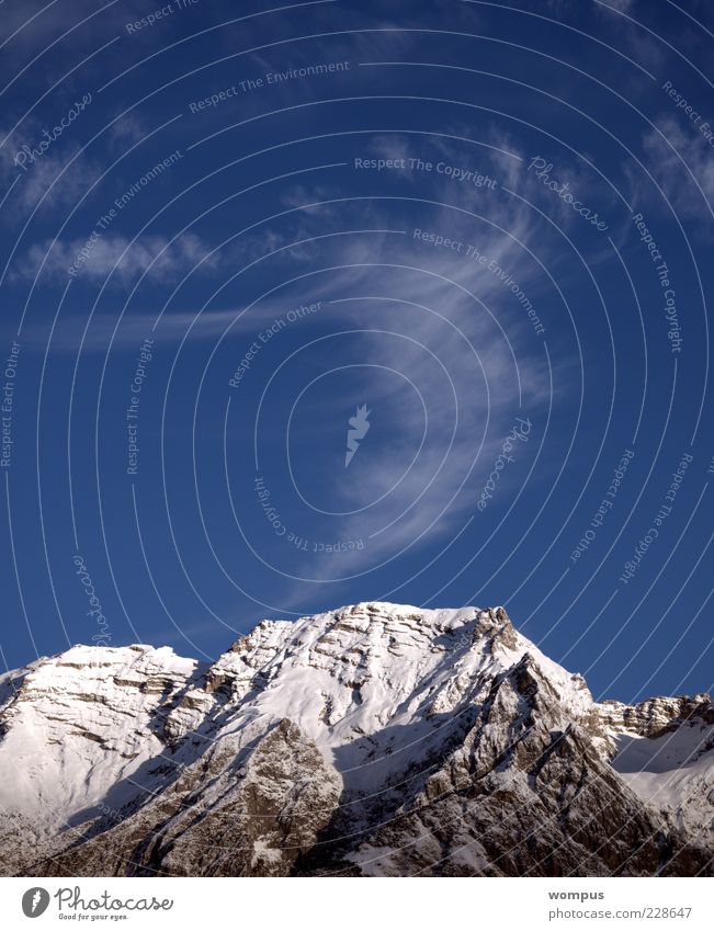 Zauberhafte Bergwelt der Alpen Natur Landschaft Himmel Wolken schlechtes Wetter Hügel Felsen Berge u. Gebirge Gipfel Schneebedeckte Gipfel blau grau weiß