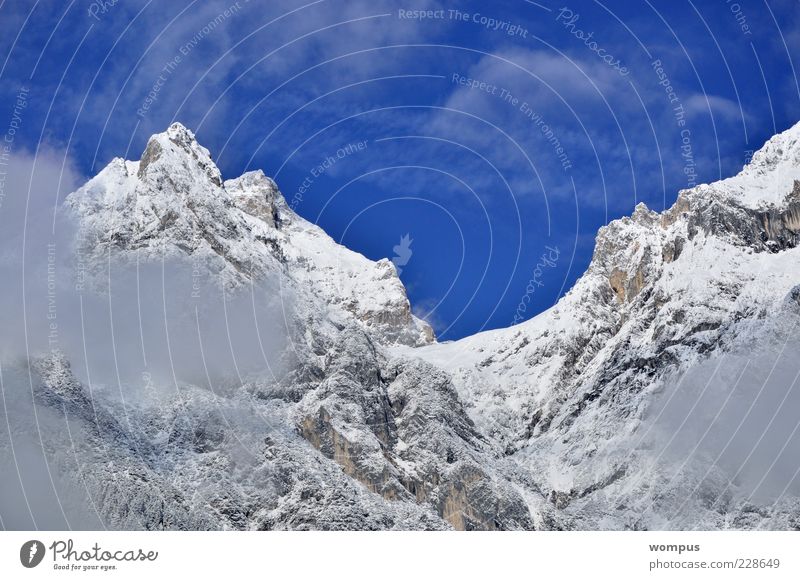 Coole Route in Karwendl Natur Landschaft Himmel Wolken Winter Schönes Wetter Hügel Felsen Alpen Berge u. Gebirge Gipfel Schneebedeckte Gipfel blau grau weiß