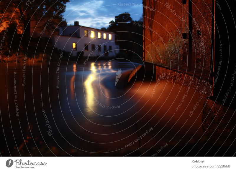 Wehr Wasser Hochwasser Flussufer Bach Staustufe Wasserwerk Natur Komplementärfarbe fluten Farbfoto Außenaufnahme Menschenleer Abend Dämmerung Langzeitbelichtung