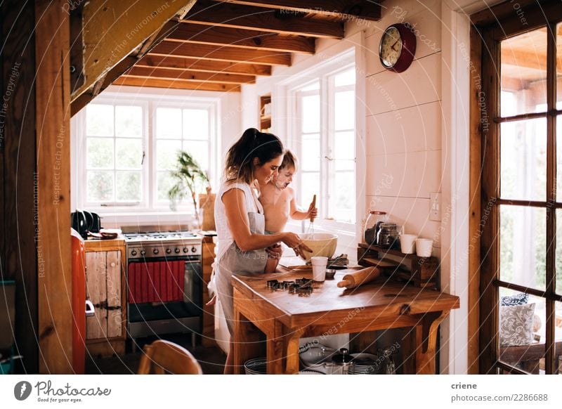 Kaukasische Mutter- und Sohnplätzchen in der Küche zusammen backen Lifestyle Freizeit & Hobby Winter Kindererziehung Mensch Kleinkind Junge Eltern Erwachsene