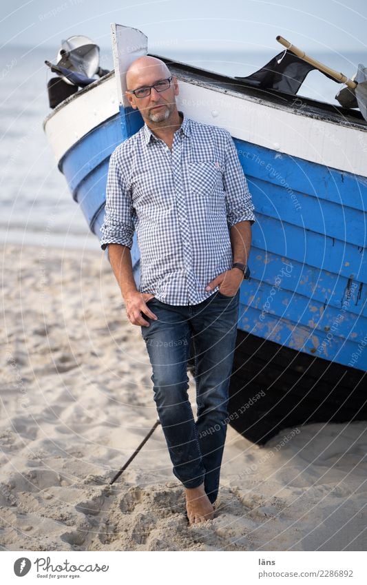 nachdenklicher Mann Strand Meer maskulin Erwachsene Leben 1 Mensch 45-60 Jahre Sand Himmel Küste Ostsee Insel Usedom Fischerboot Wasserfahrzeug Hemd Jeanshose