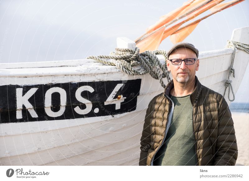 optimistischer Mann am Fischerboot Ferien & Urlaub & Reisen Tourismus Ausflug Strand Meer Mensch maskulin Erwachsene Leben 1 45-60 Jahre Umwelt Himmel