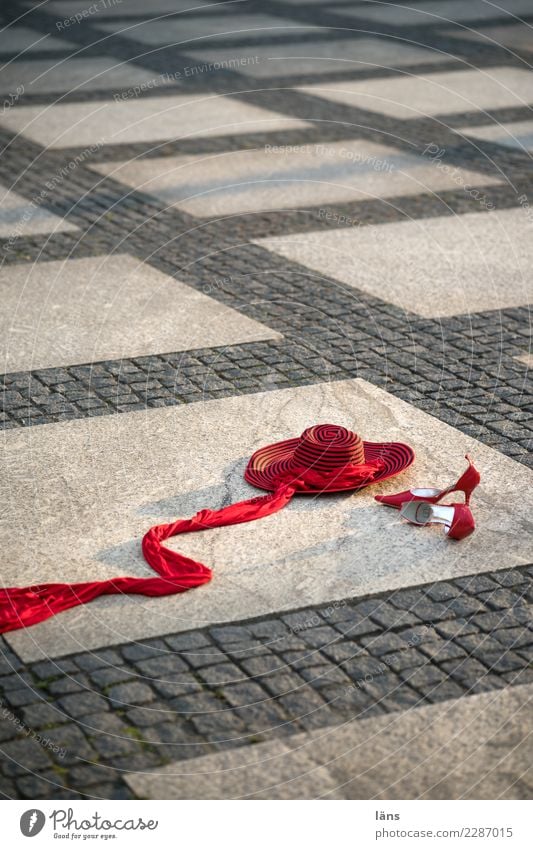 AST10 l Tanzort ausgehen Feste & Feiern Leben Chemnitz Platz Schuhe Damenschuhe Hut liegen elegant geheimnisvoll Lebensfreude Leichtigkeit Leidenschaft Moral