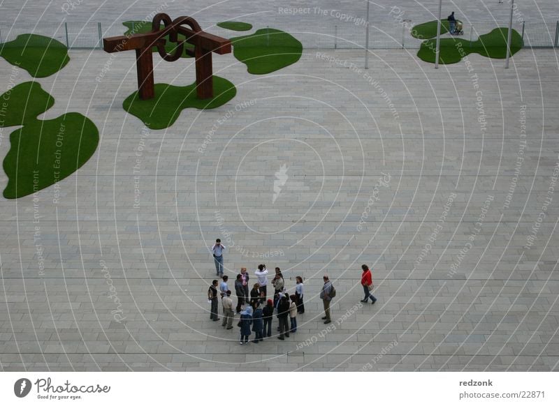 Kanzleramt Bundeskanzler Amt Tourist Platz grün Besucher Fleck Architektur Blick Deutschland Berlin Perspektive