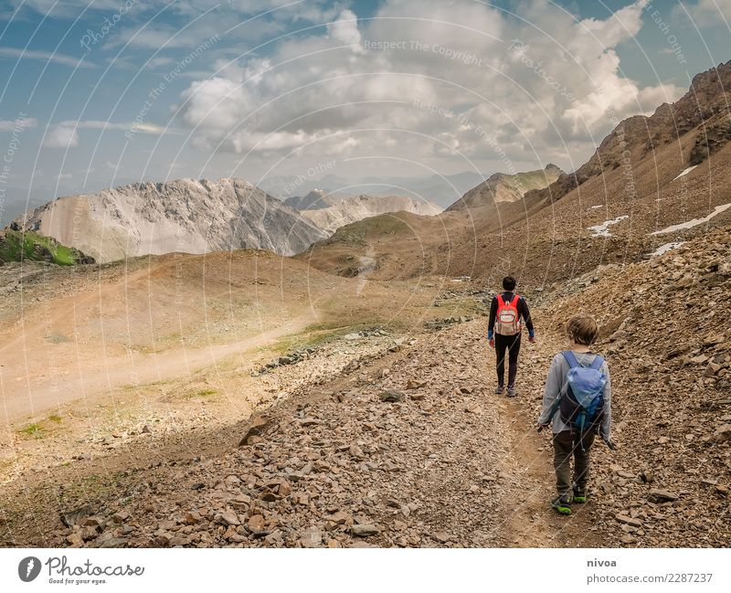 Wandern mit dem Papa harmonisch Abenteuer Expedition Sommer wandern Mensch maskulin Junge Mann Erwachsene Vater 2 Umwelt Natur Landschaft Urelemente Erde Wolken