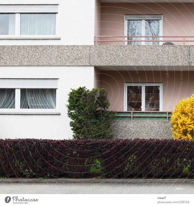 Nachbar Haus Bauwerk Gebäude Architektur Mauer Wand Fassade Balkon Fenster authentisch einfach modern Originalität retro rosa ästhetisch Einsamkeit einzigartig