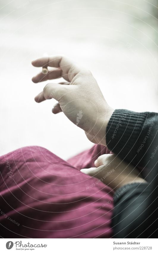 5 Minuten Arme Hand Finger Rauchen Zigarette festhalten warten Pause ruhig Jacke Pullover Rock Sucht Farbfoto Außenaufnahme Nahaufnahme Vogelperspektive