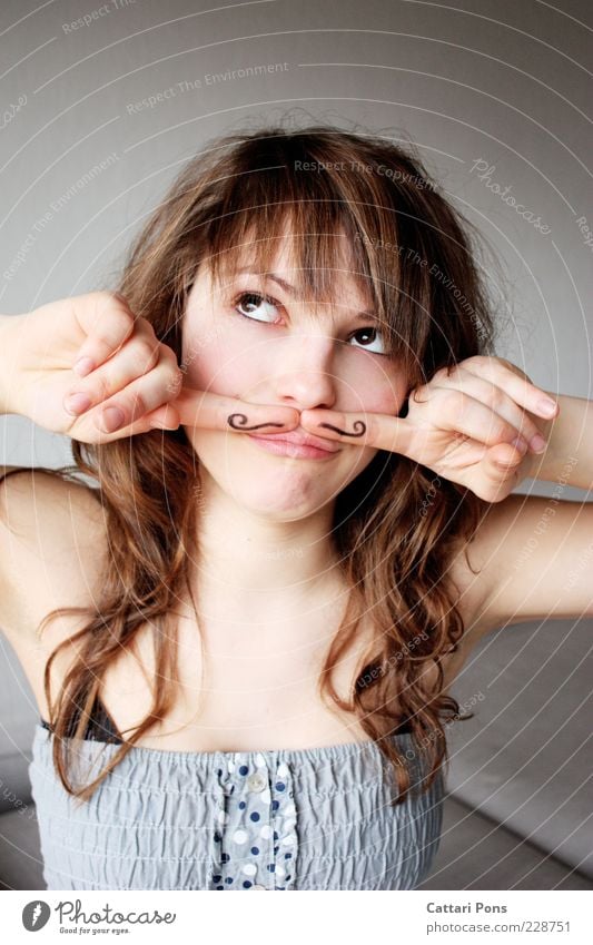 moustache me Mensch feminin Kopf Gesicht 1 Bekleidung brünett Denken Spielen Freude Finger verkleiden Oberlippenbart bemalt skurril lustig maskulin