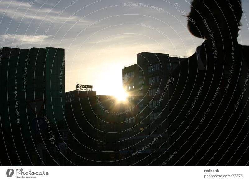 Letzter Strahl Sonnenuntergang Frau Strahlung Silhouette Alexanderplatz Mensch Abend Schatten Puschkin Berlin Skyline