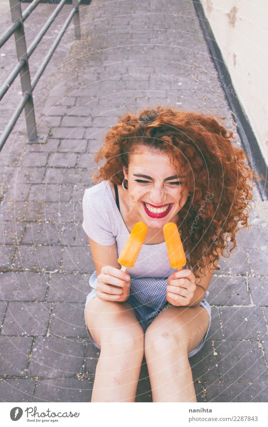 Junge, Redhead und glückliche Frau, die Eiscreme genießen Lebensmittel Speiseeis Essen Lifestyle Stil Freude schön Körper Haare & Frisuren Mensch feminin