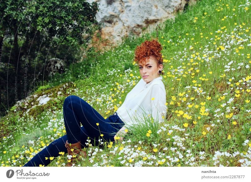 Rothaarigefrau, die auf einem Gebiet von Blumen stillsteht Lifestyle elegant Stil Haare & Frisuren Wellness harmonisch Wohlgefühl Sinnesorgane Erholung