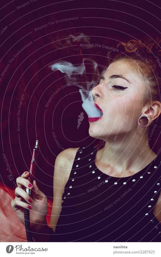 Rauchende Shisha der jungen Frau Lifestyle elegant Stil exotisch schön Haare & Frisuren Haut Gesicht Gesundheit Sinnesorgane ausgehen Mensch feminin Junge Frau