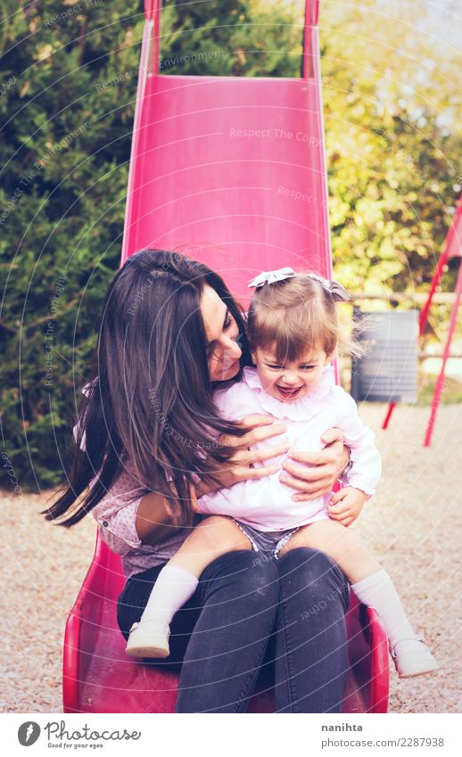 Mutter und Tochter genießen den Tag im Park Lifestyle Stil Freude Gesundheit Wellness Leben Wohlgefühl Kinderspiel Muttertag Kindererziehung Mensch feminin