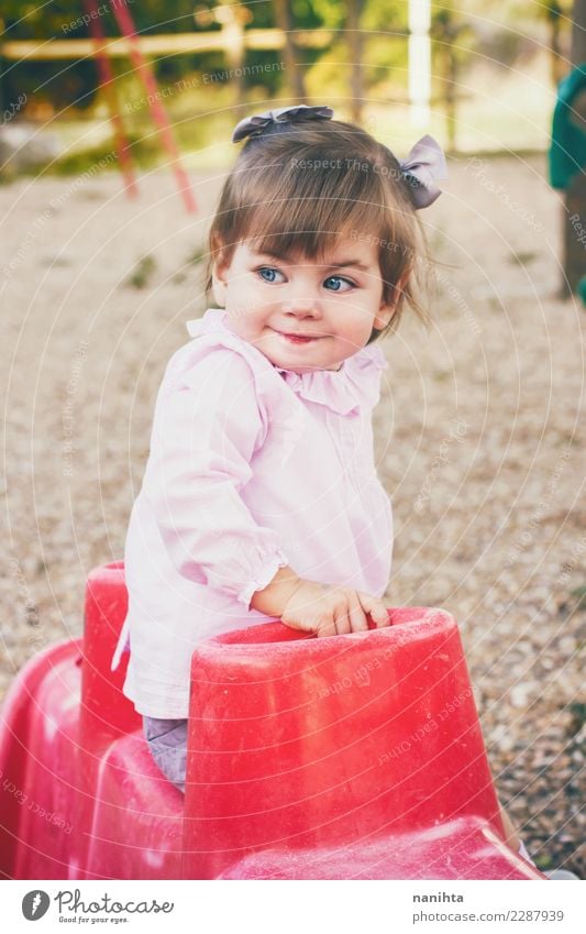 Schönes kleines Mädchen in einem Park Lifestyle Stil Freude schön Freizeit & Hobby Kinderspiel Kindererziehung Bildung Kindergarten Schulhof Mensch feminin Baby