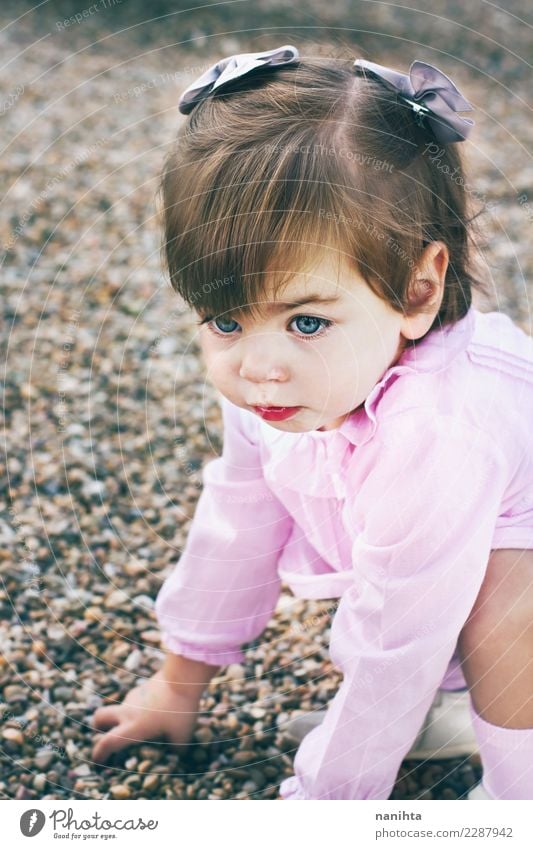 Schönes kleines Mädchen Lifestyle schön Haare & Frisuren Gesicht Kinderspiel Mensch feminin Kleinkind Kindheit 1 1-3 Jahre Sand Park Mode Hemd blond langhaarig