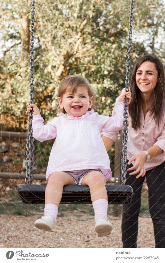 Junge Mutter und Tochter beim Spielen im Park Lifestyle Stil Freude Gesundheit Wellness Leben Wohlgefühl Kinderspiel Ferien & Urlaub & Reisen Kindererziehung