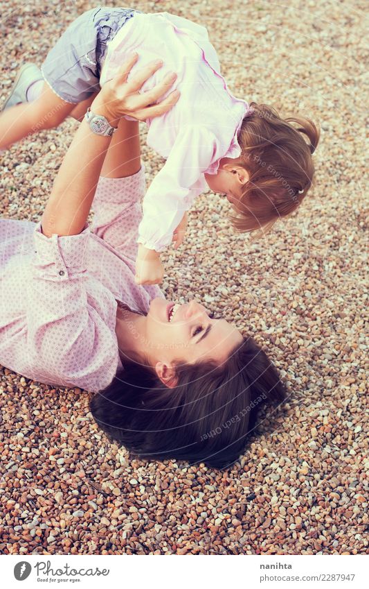 Verspielte Mutter und Tochter Lifestyle Freude Gesundheit Wellness Leben Wohlgefühl Spielen Kinderspiel Ferien & Urlaub & Reisen Kindererziehung Mensch feminin