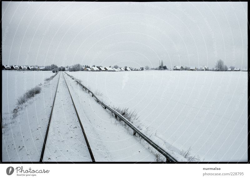 kaltes Ziel Ferne Umwelt Natur Landschaft Winter Schönes Wetter Eis Frost Feld Dorf Schienenverkehr Gleise Schienennetz Originalität Stimmung ästhetisch