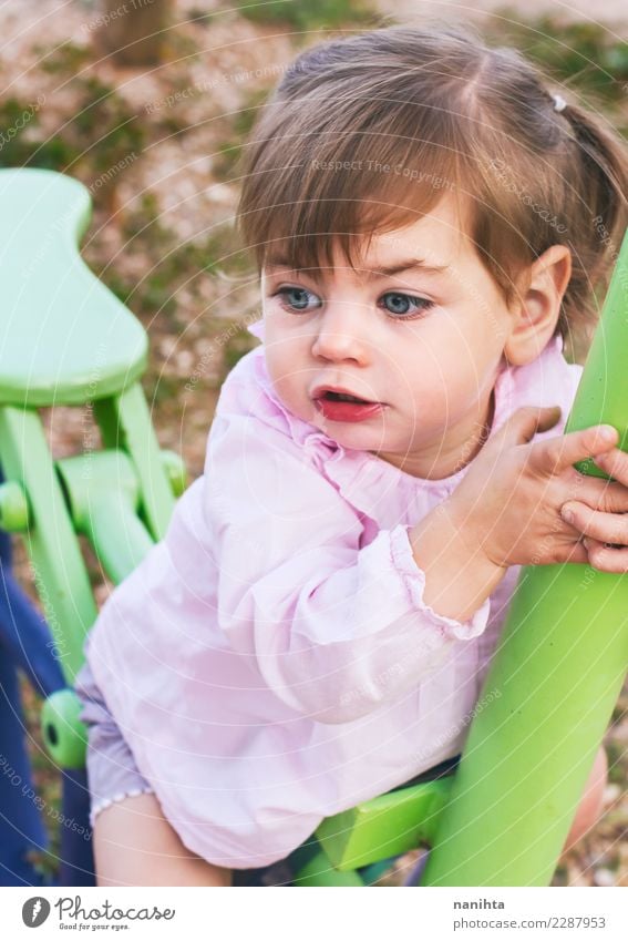 Schönes kleines Mädchen, das im Park spielt. Lifestyle Stil schön Wellness Wohlgefühl Sinnesorgane Spielen Kinderspiel Kindererziehung Schulhof Mensch feminin