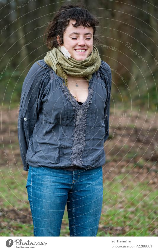 Fröhlicher Herbsttag Freiheit feminin Junge Frau Jugendliche 1 Mensch 18-30 Jahre Erwachsene Umwelt Natur Landschaft Schönes Wetter Garten Park Wiese Wald Mode