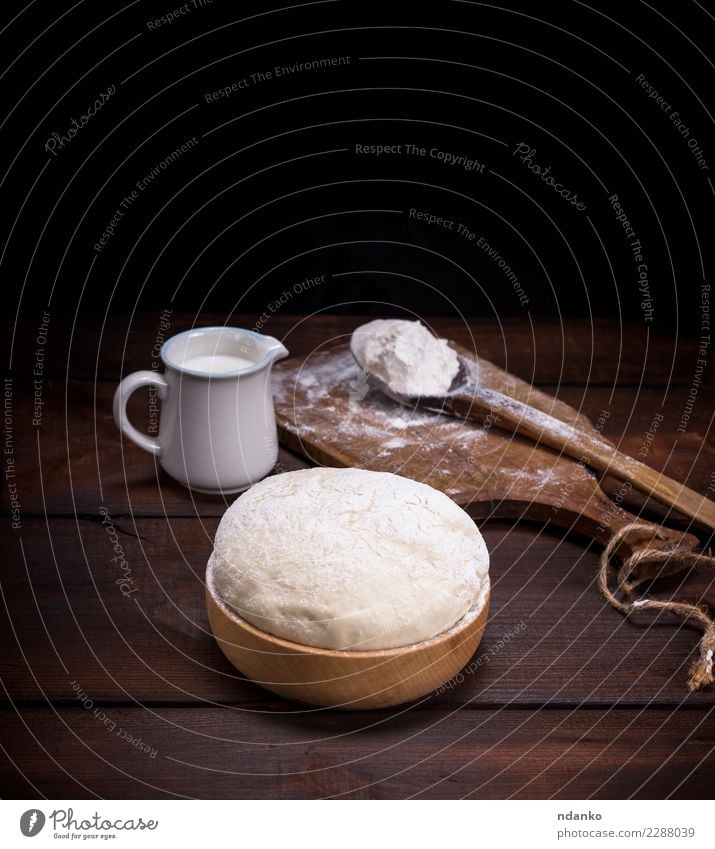 Weizenhefeteig in einer hölzernen Schüssel Lebensmittel Teigwaren Backwaren Brot Milch Schalen & Schüsseln Löffel Tisch Küche Holz Essen frisch natürlich oben