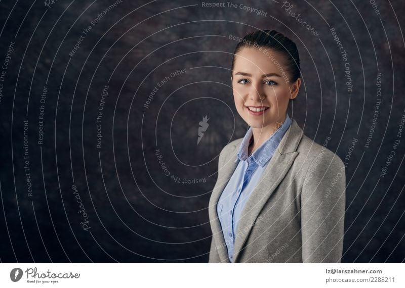 Elegante Frau, die gegen dunklen Hintergrund steht elegant Gesicht Dekoration & Verzierung Erfolg Arbeit & Erwerbstätigkeit Business Unternehmen Karriere