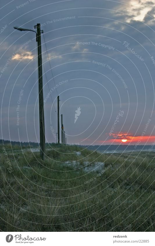 Dünen im Abendrot III Sonnenuntergang Zaun Wiese Gras Hügel Meer Wolken dunkel Stranddüne Strommast Beleuchtung Stein