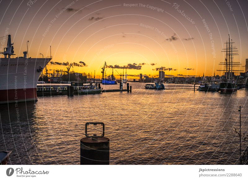 Hamburg Hafen Landungsbrücken Sonnenuntergang Europa Deutschland Elbe Stadt Wasser Kanal Industrie Himmel traumhaft schön Wasserfahrzeug Wirtschaftsbetrieb