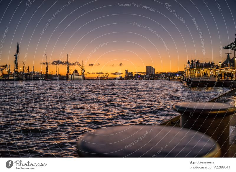 Hamburg Hafen Landungsbrücken Sonnenuntergang Europa Deutschland Elbe Stadt Wasser Kanal Industrie Himmel traumhaft schön Wasserfahrzeug Wirtschaftsbetrieb