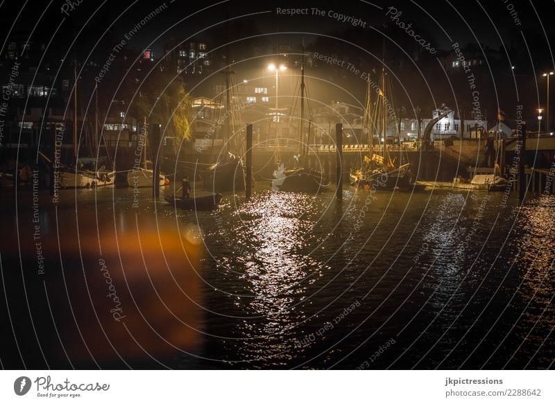 Hamburg Oevelgönne Nacht Nebel Europa Deutschland Elbe Stadt Hafen Wasser Kanal Wolken dramatisch nass Wasserfahrzeug Steg kalt Abend Anlegestelle dunkel