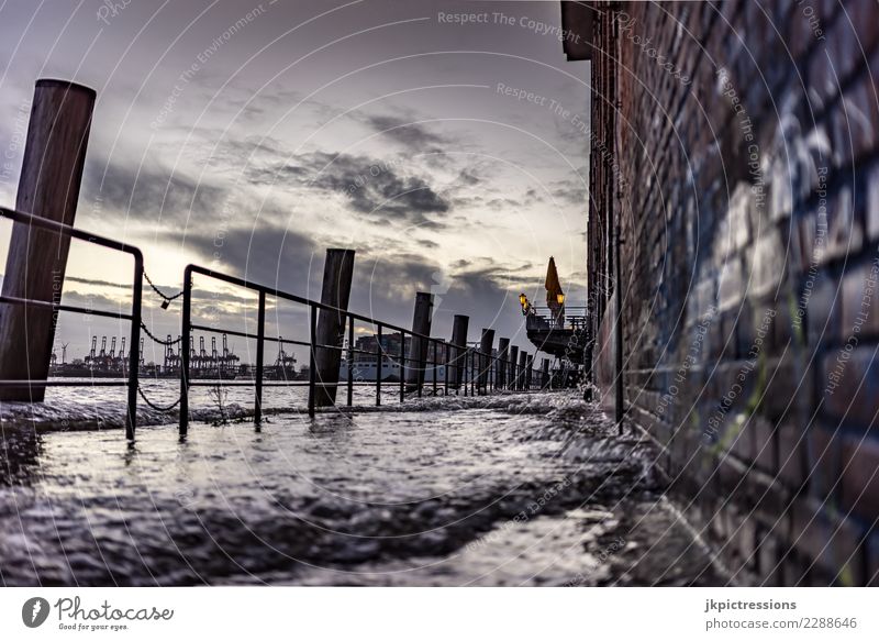 Hamburg Hafen Hochwasser Europa Deutschland Elbe Stadt Wasser Kanal Industrie Wolken Himmel schön dramatisch nass Landungsbrücken Wasserfahrzeug Steg kalt