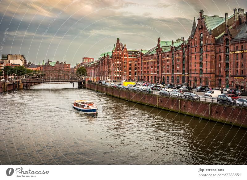 Hamburg Speicherstadt Europa Deutschland Elbe Stadt Hafen Wasser Kanal Industrie Wolken Himmel traumhaft schön Alte Speicherstadt Anlegestelle Wasserfahrzeug