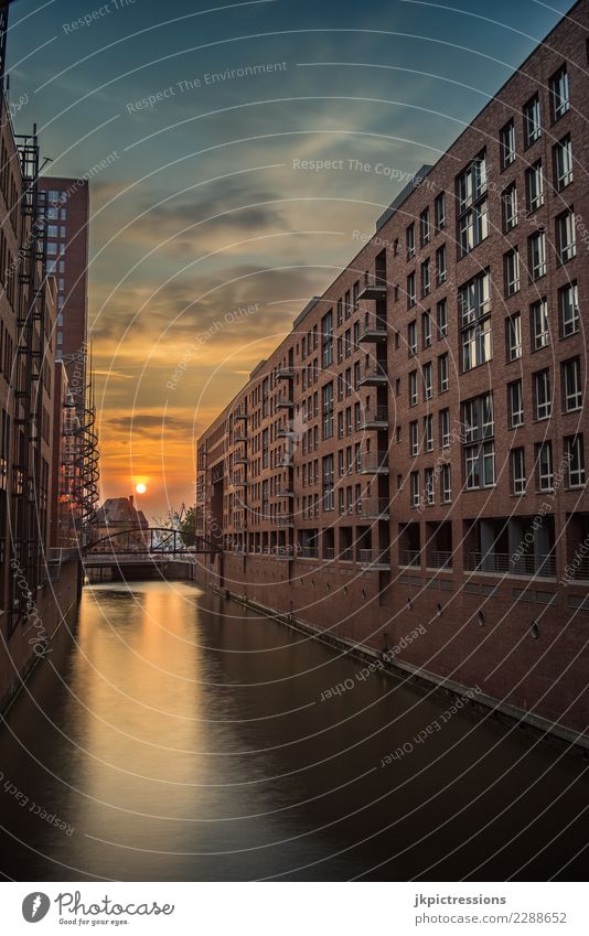 Hamburg Hafen Speicherstadt Sonnenuntergang Europa Deutschland Elbe Stadt Wasser Kanal Industrie Himmel traumhaft schön Alte Speicherstadt Wasserfahrzeug